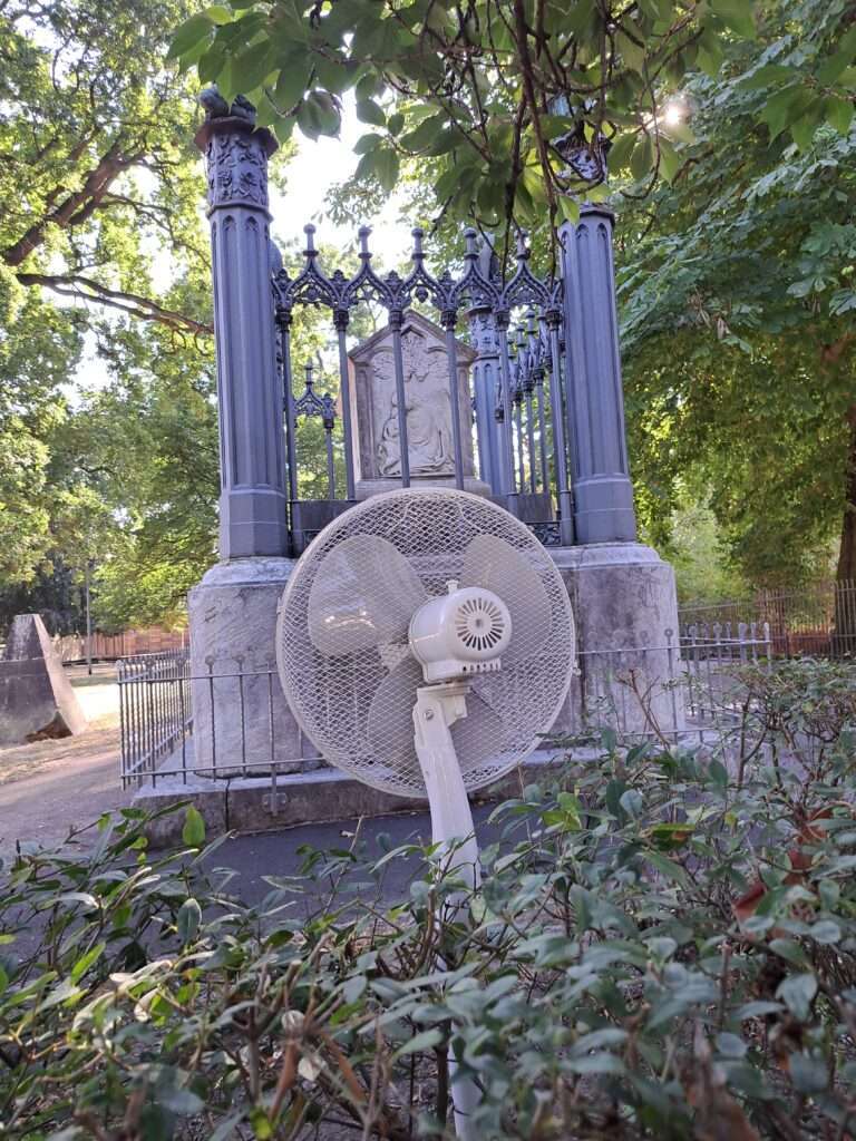 Ventilator vor Grabmahl