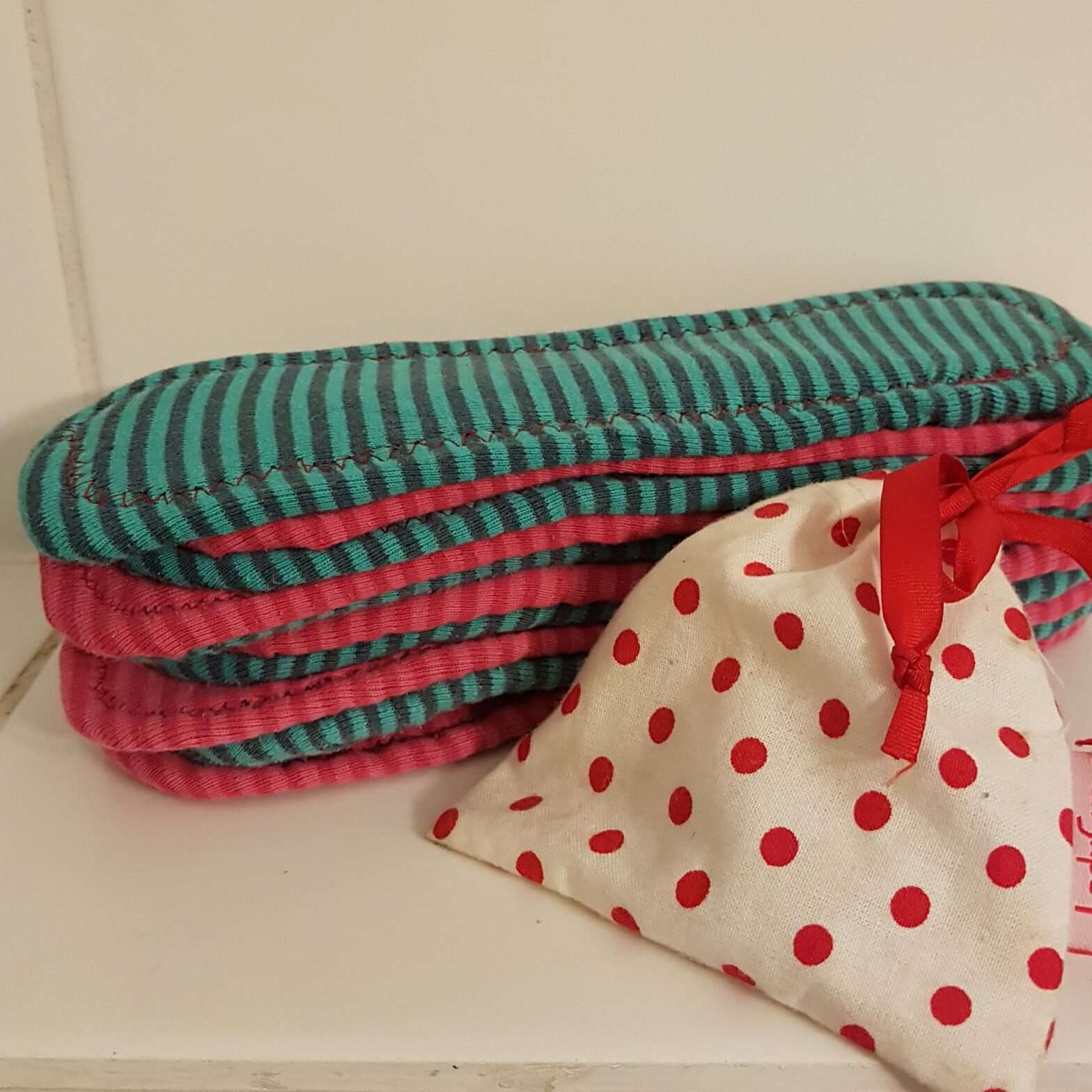 Menstruationstasse und selbstgenähte Damenbinden - müllfreie Monatshygiene