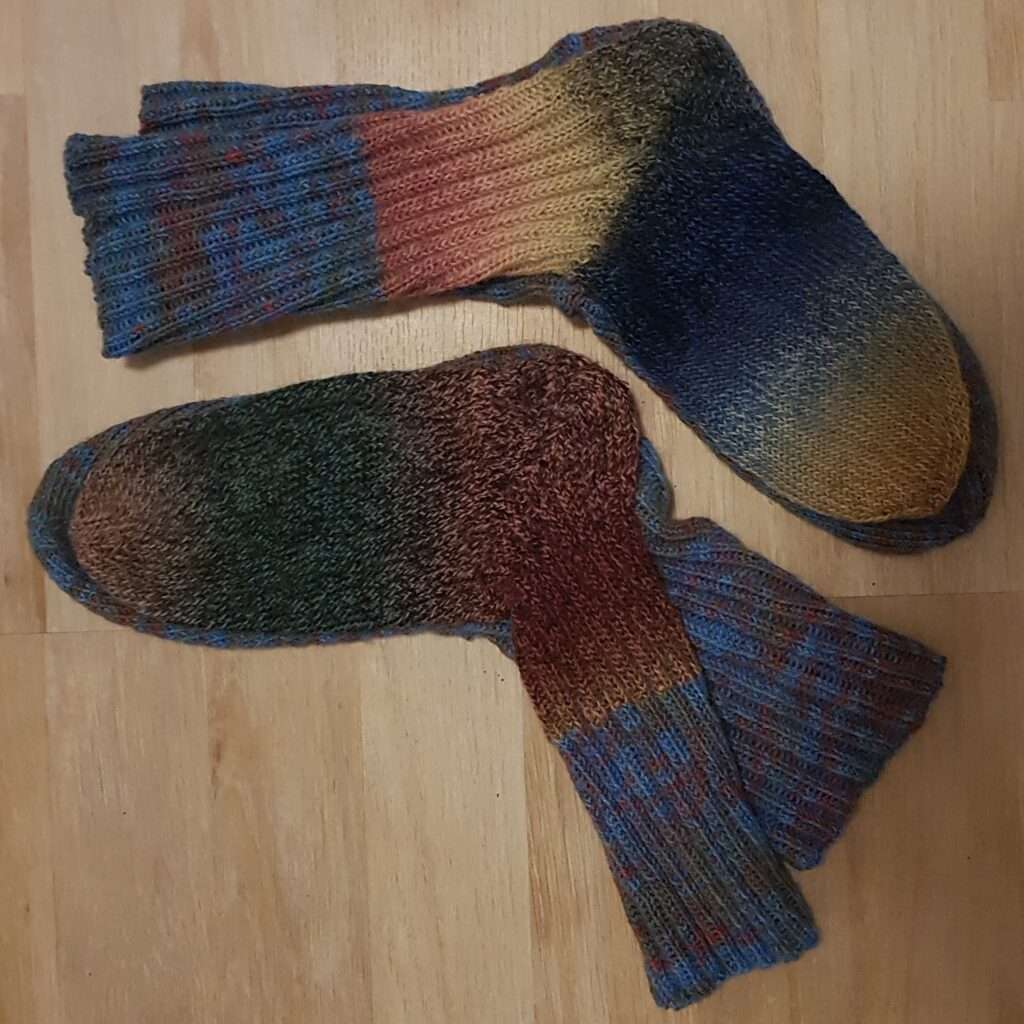 Selbstgestrickte Wollsocken mit Anleitung und Tipps und persönlichem Schnickschnack