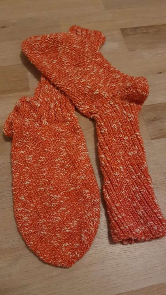 Selbstgestrickte Wollsocken mit Anleitung und Tipps und persönlichem Schnickschnack
