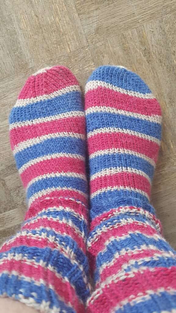 Selbstgestrickte Wollsocken mit Anleitung und Tipps und persönlichem Schnickschnack
