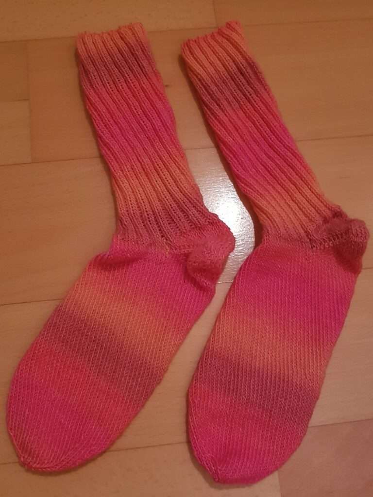 Selbstgesrickte Wollsocken - Sunrise - Farbverlauf - bei künstlicher Beleuchtung