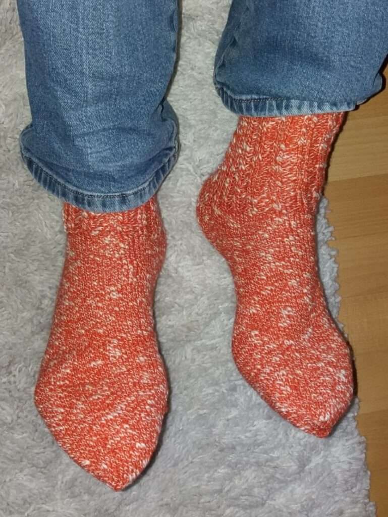 Selbstgestrickte Baumwollsocken