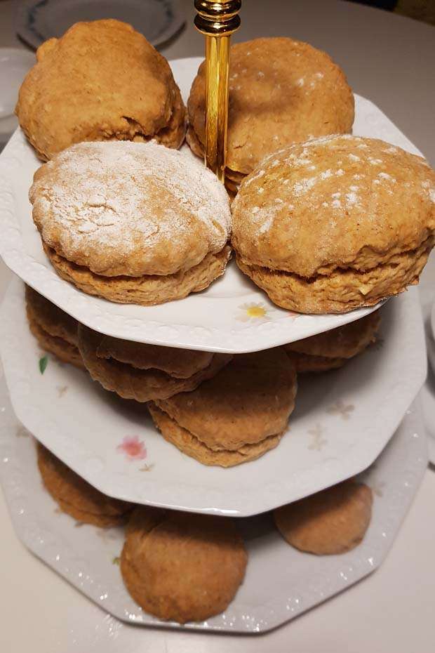 Das Bild zeigt eine Etagiere mit Scones