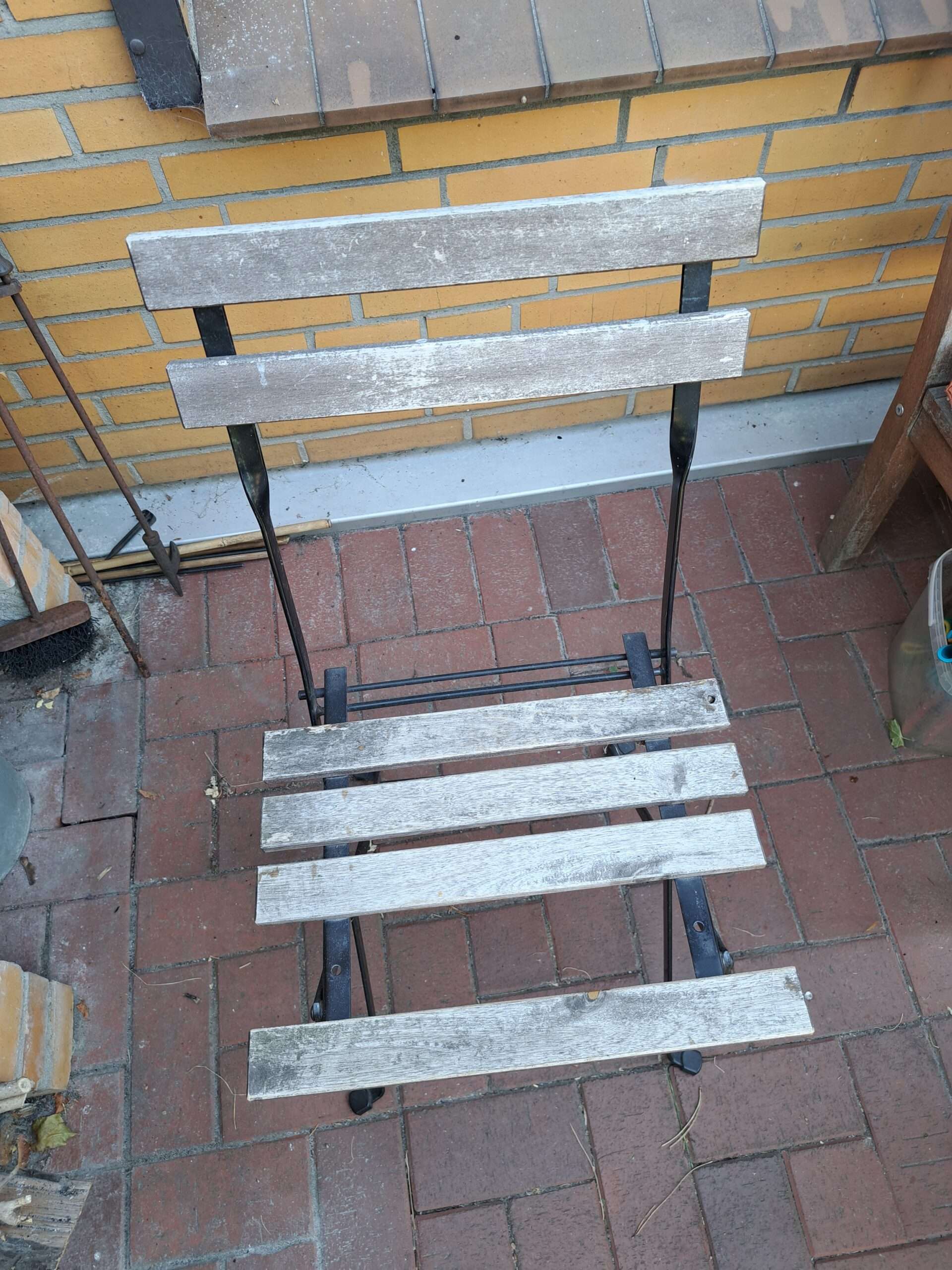 Der graue Stuhl mit fehlender Sitzleiste