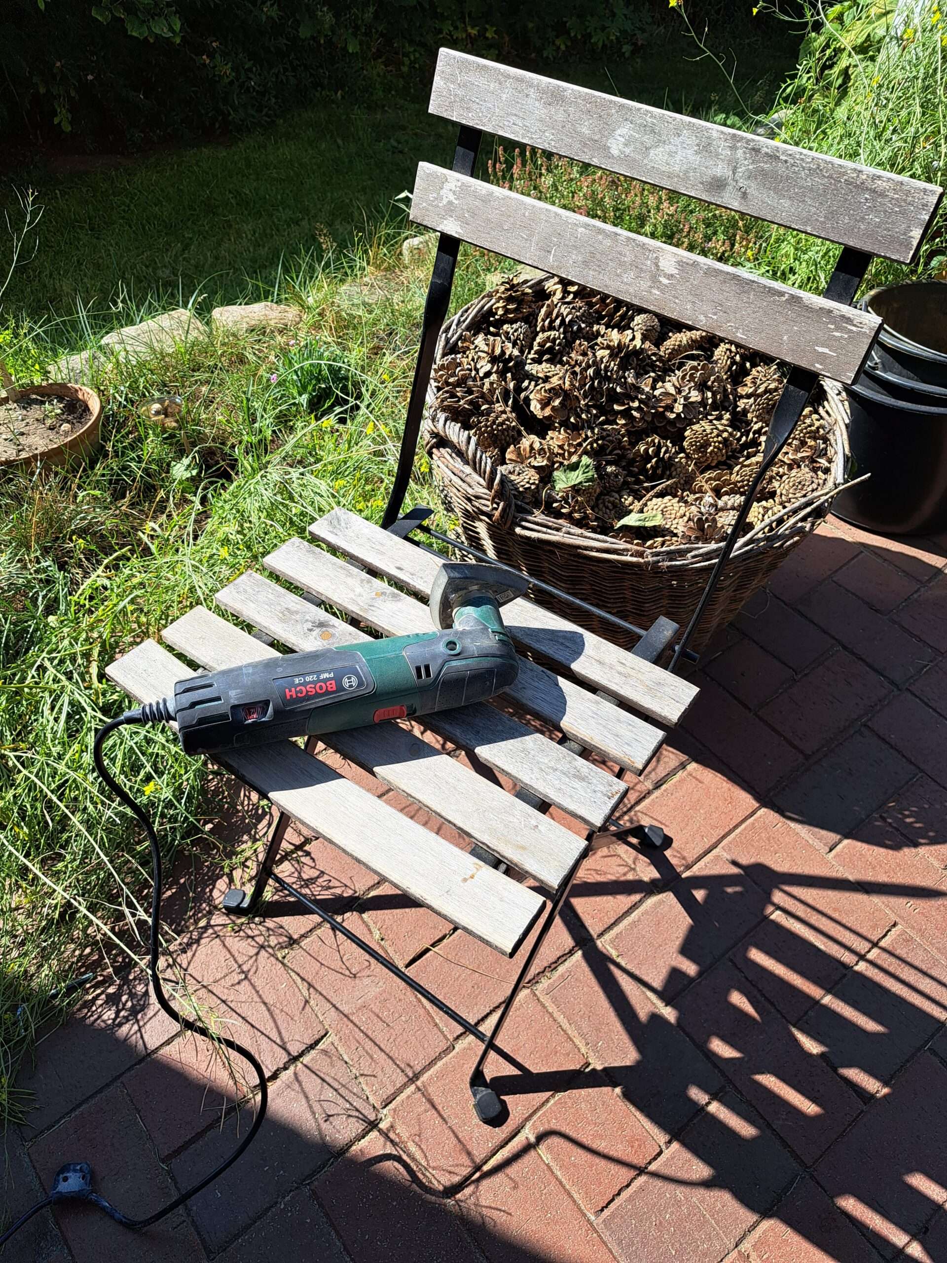 Stuhl Tarnö wird mit dem Multitool abgeschliffen