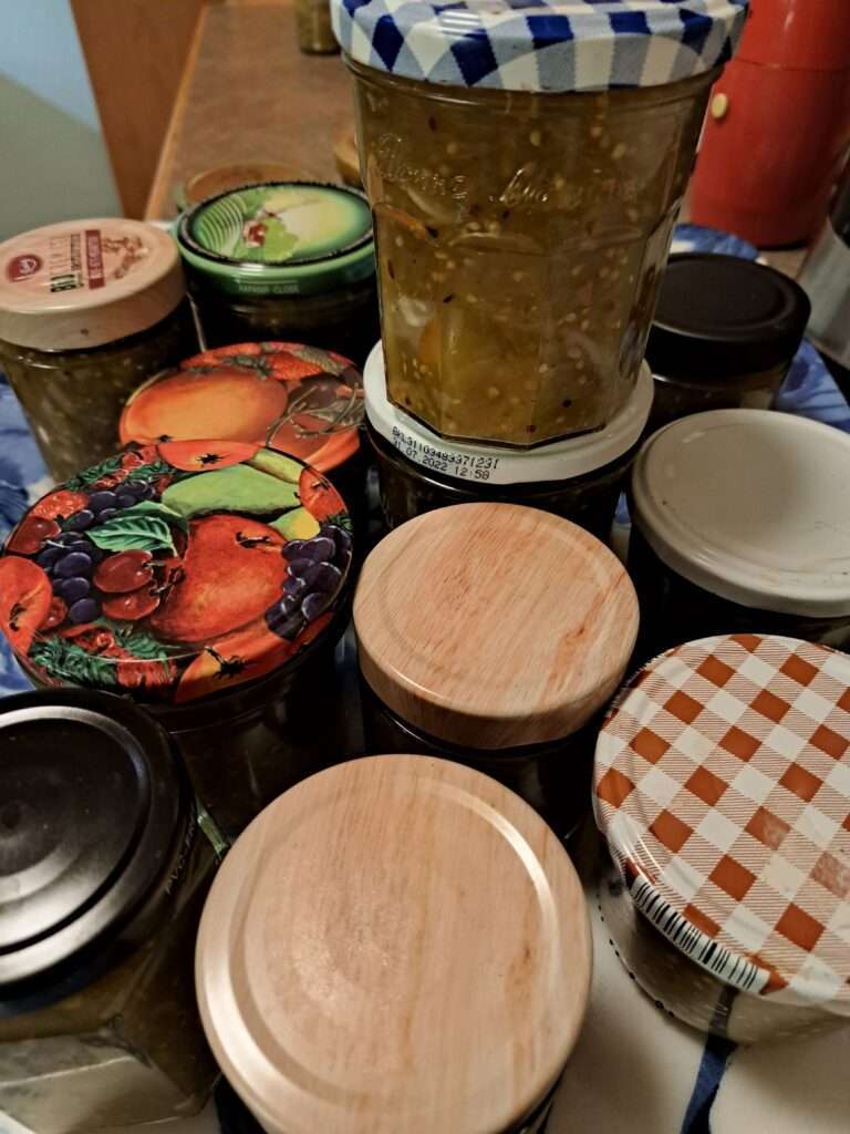 Einmachgläser - gestapelt mit grünem Tomaten Apfel Chutney