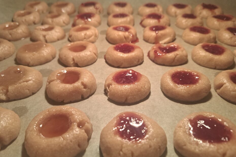 Plätzchen vor dem Backen auf dem Backblech