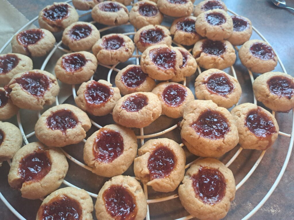 Erdnussbutter Gelee Plätzchen nach dem Backen
